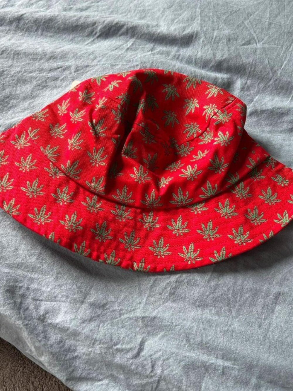 NWT Red Wed Leaf Bucket Hat - Picture 3 of 3